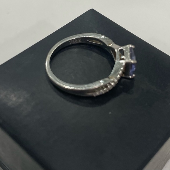 Womans ring - Picture 3 of 5